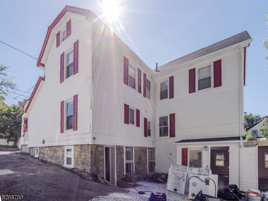 Exterior, Facade, Rowhouse
