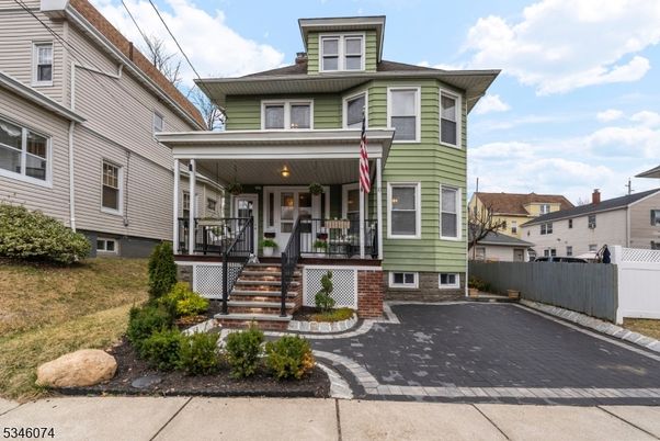 Exterior, Facade, American Foursquare