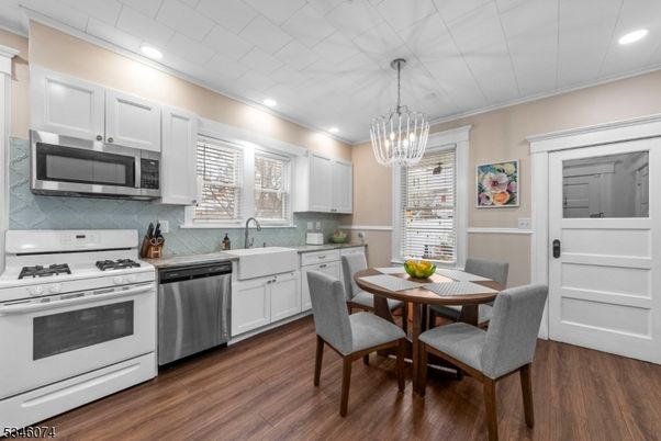 Chandelier, Dining room, Interior, Kitchen, Recessed Lighting, Stainless Steel Appliances, Wood Texture Flooring
