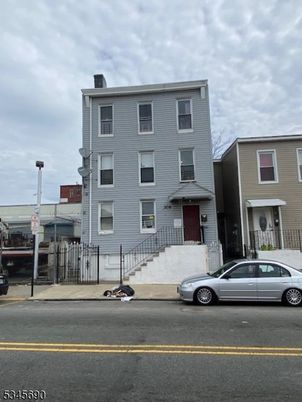 Exterior, Facade, Rowhouse