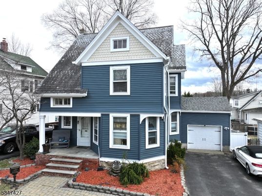 Attached, Exterior, Facade, Queen Anne Victorian