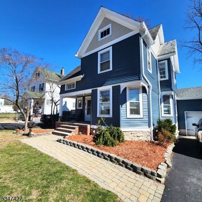 Attached, Exterior, Facade, Queen Anne Victorian