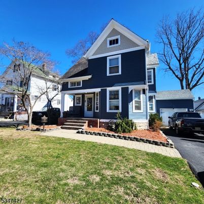 Attached, Exterior, Facade, Queen Anne Victorian