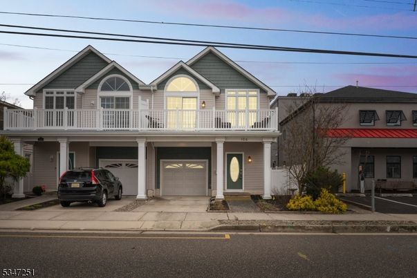 Attached, Exterior, Facade, American Craftsman