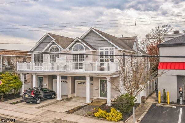 Exterior, Facade, Queen Anne Victorian