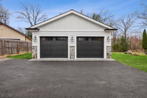 Attached, Exterior, Facade, American Craftsman