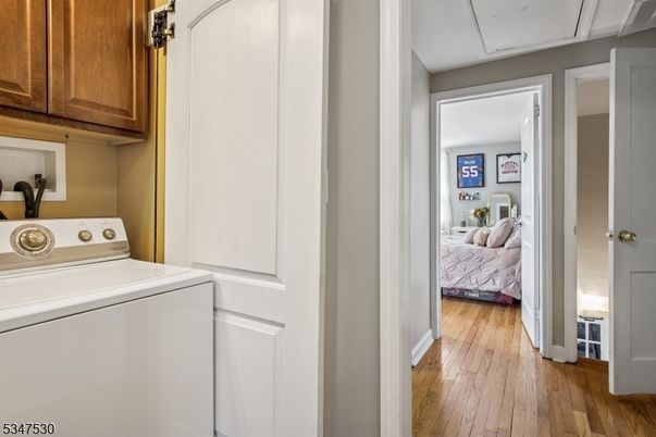 Bedroom, Interior, Utility Closets, Washer, Wood Texture Flooring