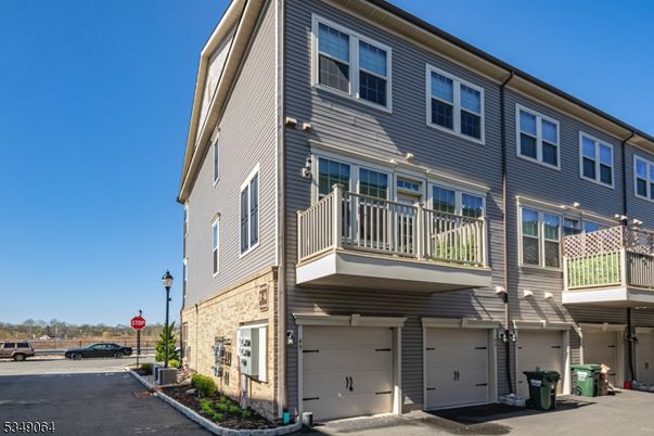 Attached, Exterior, Facade, Rowhouse