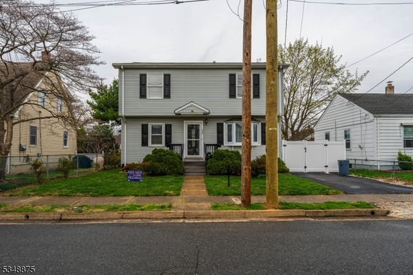 Exterior, Facade, American Foursquare