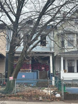 Exterior, Facade, Queen Anne Victorian