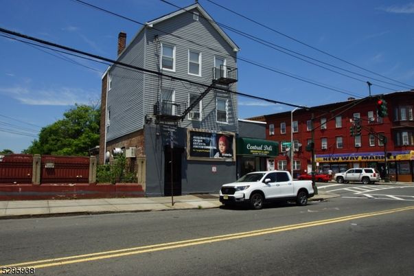 Exterior, Facade, Rowhouse