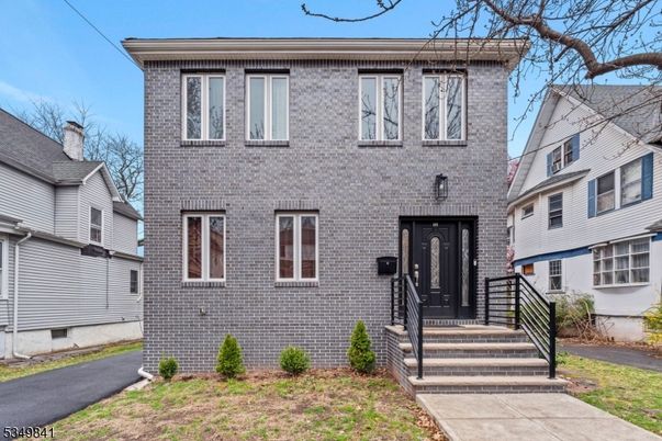 Exterior, Facade, Brick Facade, Georgian