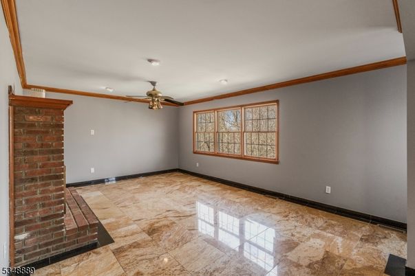Empty room, Interior