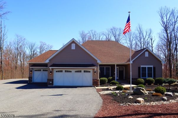 Attached, Exterior, Facade, Ranch