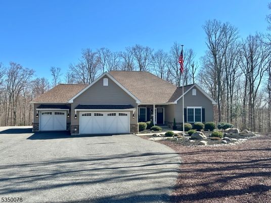 Attached, Exterior, Facade, Ranch