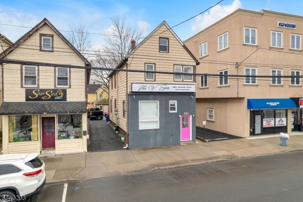Exterior, Facade, Rowhouse