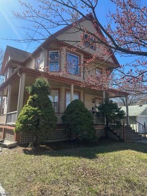 Exterior, Facade, American Foursquare