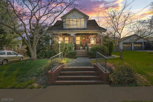 Exterior, Facade, Queen Anne Victorian