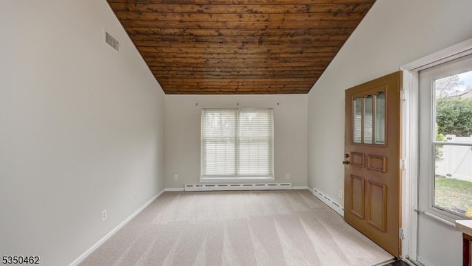 Empty room, Interior, Wooden Ceilings