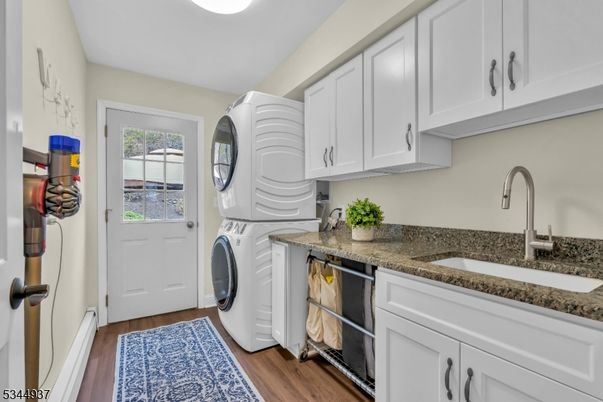 Interior, Washer, Wood Texture Flooring