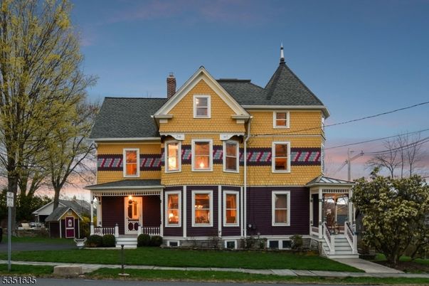 Exterior, Facade, Queen Anne Victorian