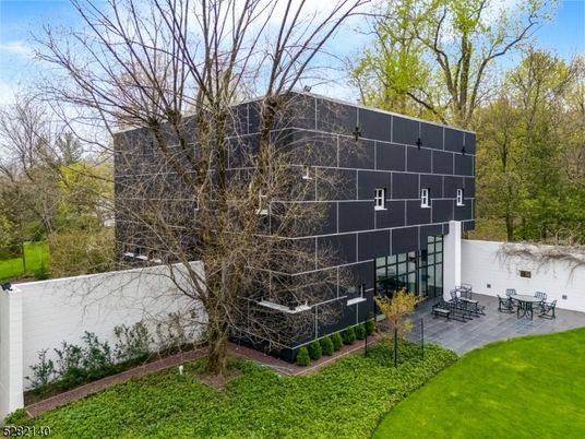 Exterior, Facade, Modern