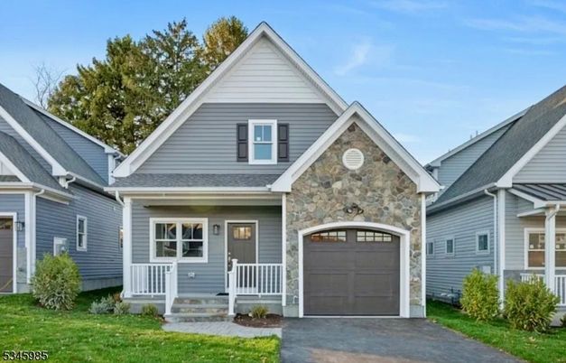 Attached, Exterior, Facade, American Craftsman