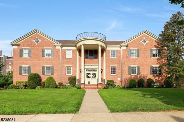 Exterior, Facade, Brick Facade, Georgian