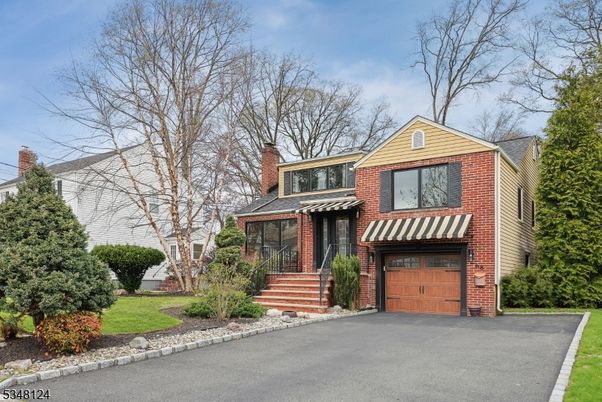 Attached, Exterior, Facade, Brick Facade, Split Level
