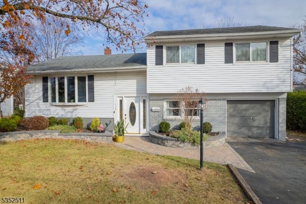 Attached, Exterior, Facade, Brick Facade, Split Level