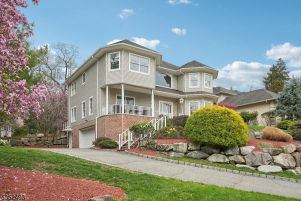 Attached, Exterior, Facade, Brick Facade, Queen Anne Victorian