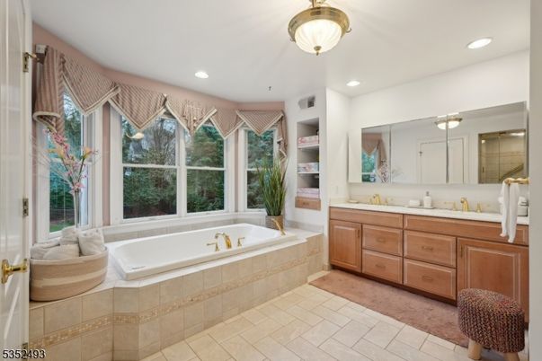 Bathroom, Dual Sink Vanities, Interior, Recessed Lighting