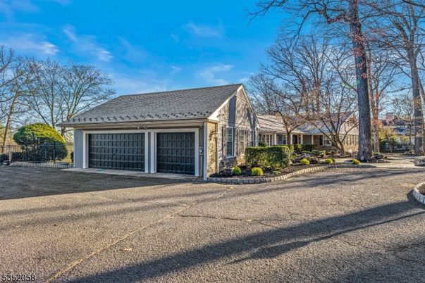 Attached, Exterior, Facade, Cape Cod