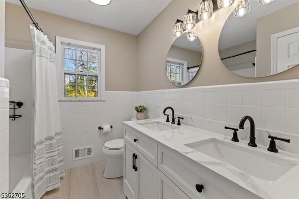 Bathroom, Dual Sink Vanities, Interior, Recessed Lighting