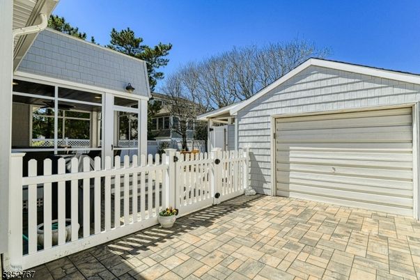 Detached Garage, Exterior