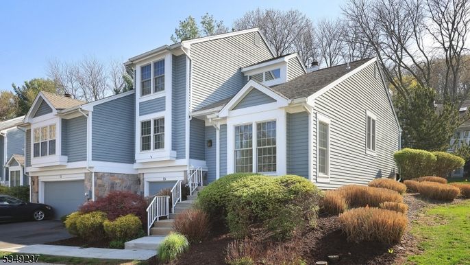 Attached, Exterior, Facade, Queen Anne Victorian