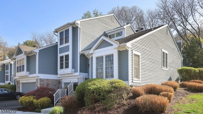 Attached, Exterior, Facade, Queen Anne Victorian
