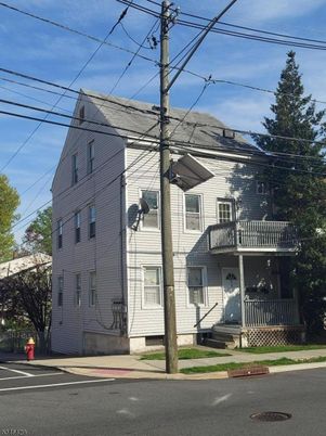 Exterior, Facade, Queen Anne Victorian