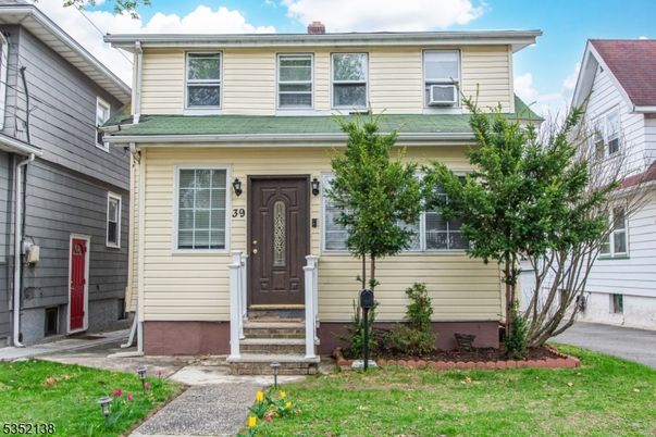 Exterior, Facade, American Foursquare
