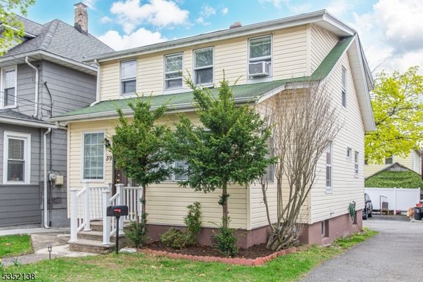 Exterior, Facade, Rowhouse