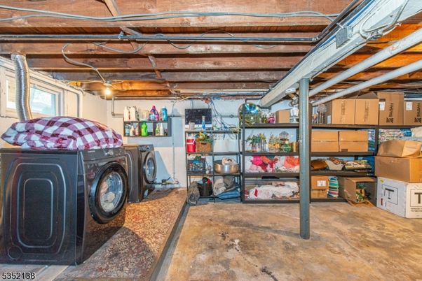 Garage, Interior, Washer, Wooden Beams