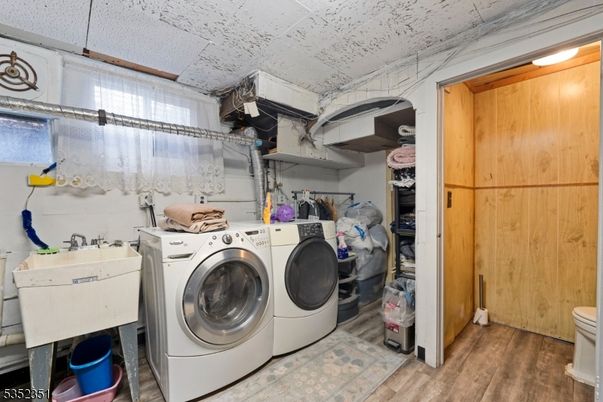 Interior, Washer, Wood Texture Flooring