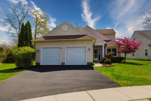 Attached, Exterior, Facade, Ranch