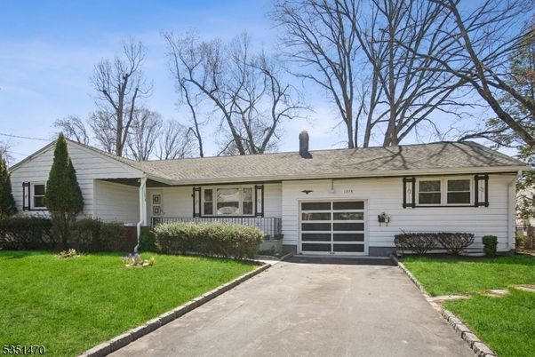 Attached, Exterior, Facade, Ranch