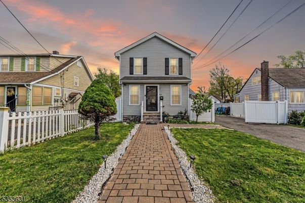 Exterior, Facade, Queen Anne Victorian