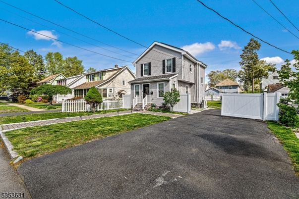Backyard, Exterior, Facade, Queen Anne Victorian