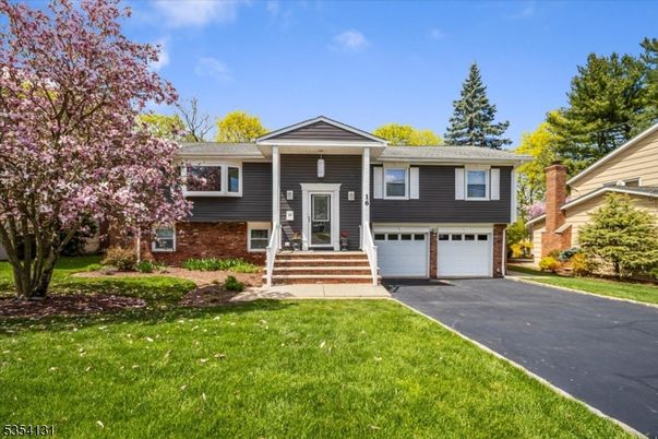 Attached, Exterior, Facade, Brick Facade, Raised Ranch