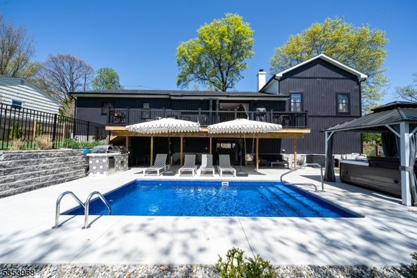 Exterior, Pool