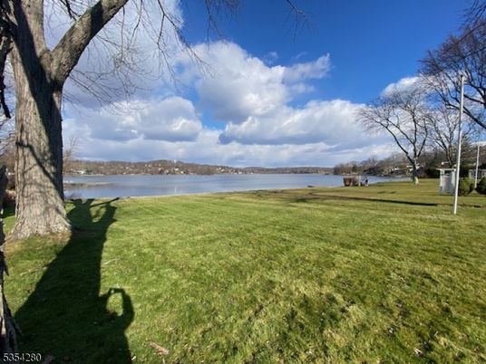 Exterior, Lake