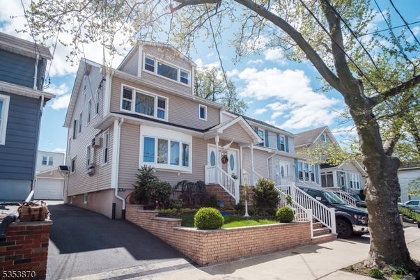 Attached, Exterior, Facade, Queen Anne Victorian
